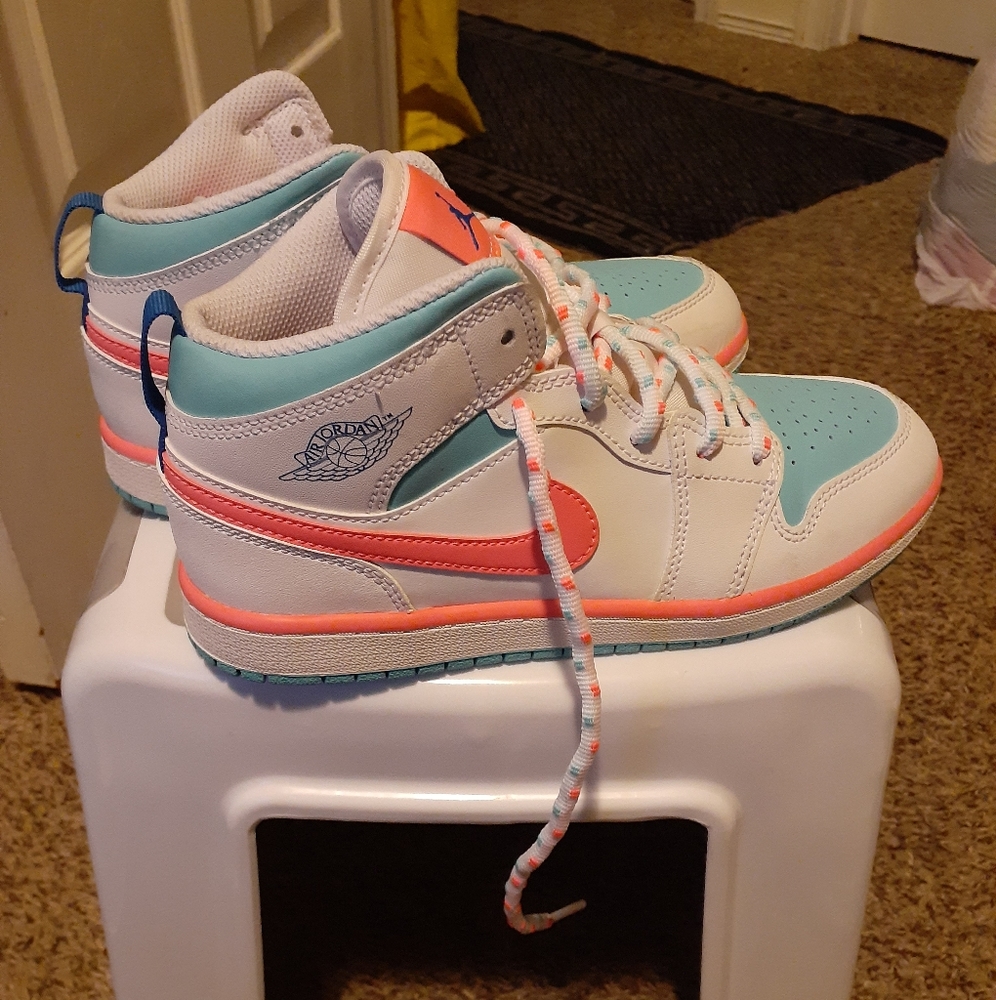Girls Jordan 1 mids